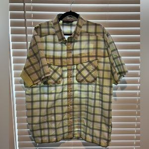 Under Armour SS Button Up - XL‎